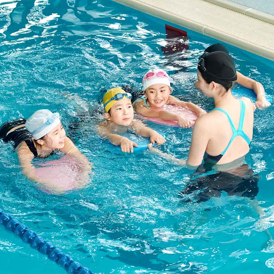 子どもの「やりたい！」を応援。人気の習い事「水泳」の魅力と親のサポートを解説。