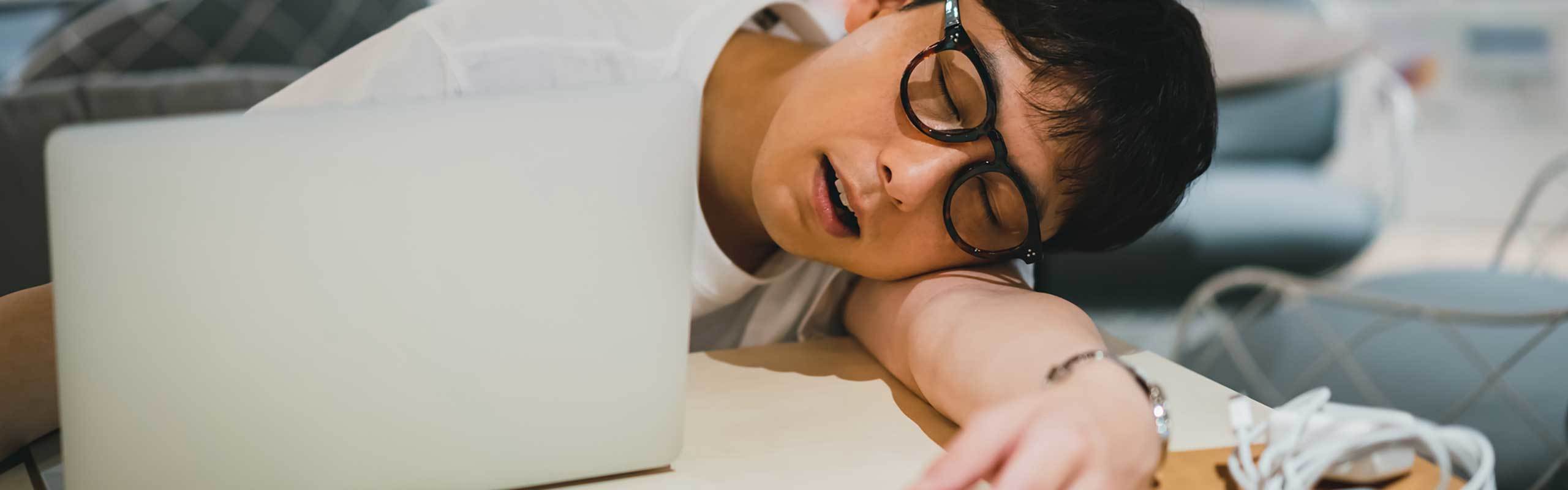 眠気を覚ます方法って？睡眠に詳しい医師が教えます。