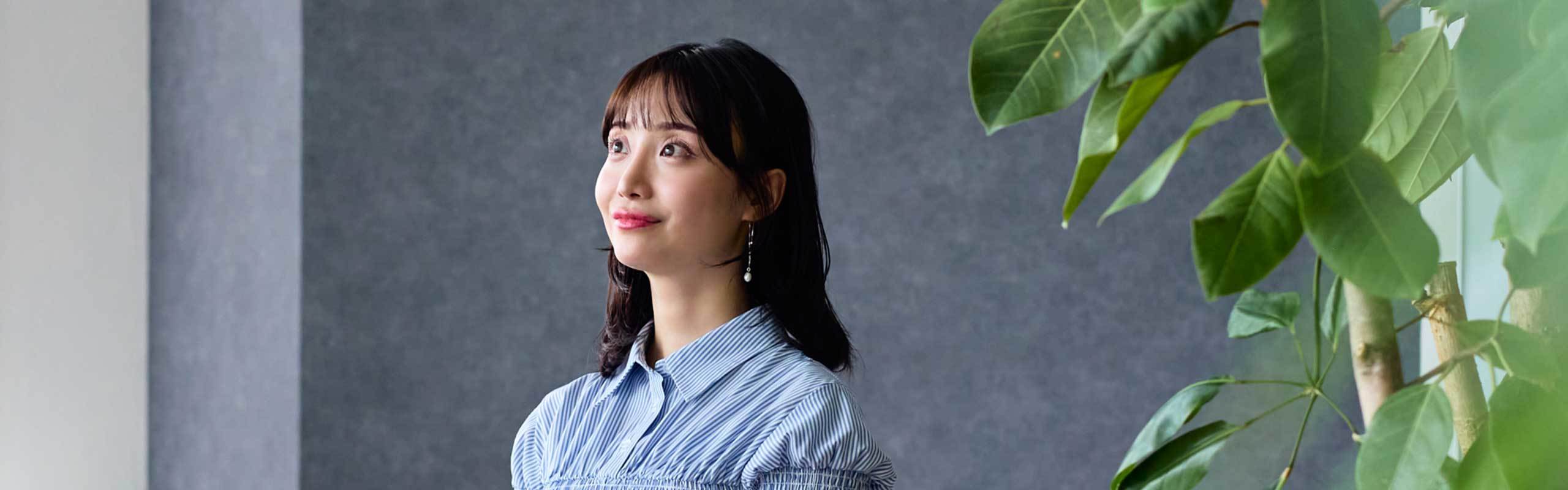 右上を見る柴田阿弥さん。