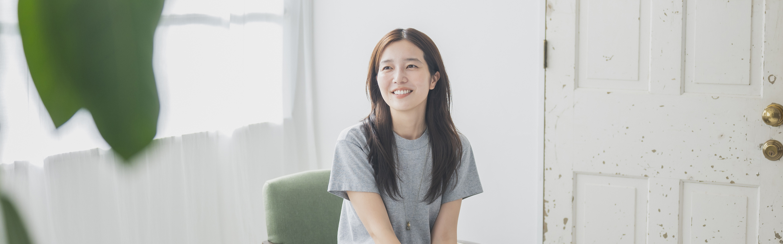 椅子に座ってやさしく笑いかけるharu.さん。