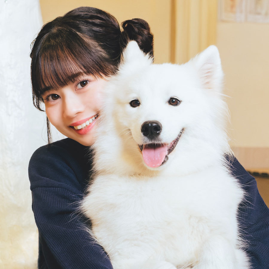 サモエドと並んでほほ笑む近藤沙瑛子さん。