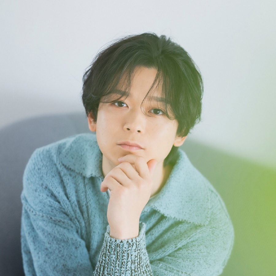 ソファに座りこちらを見つめる土岐さん。