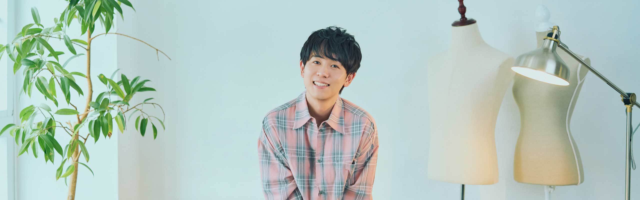 椅子に座りこちらを見つめる山下さん。