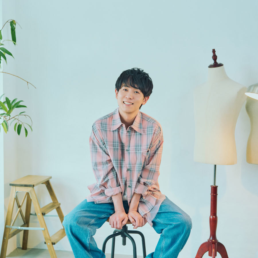 椅子に座りこちらを見つめる山下さん。