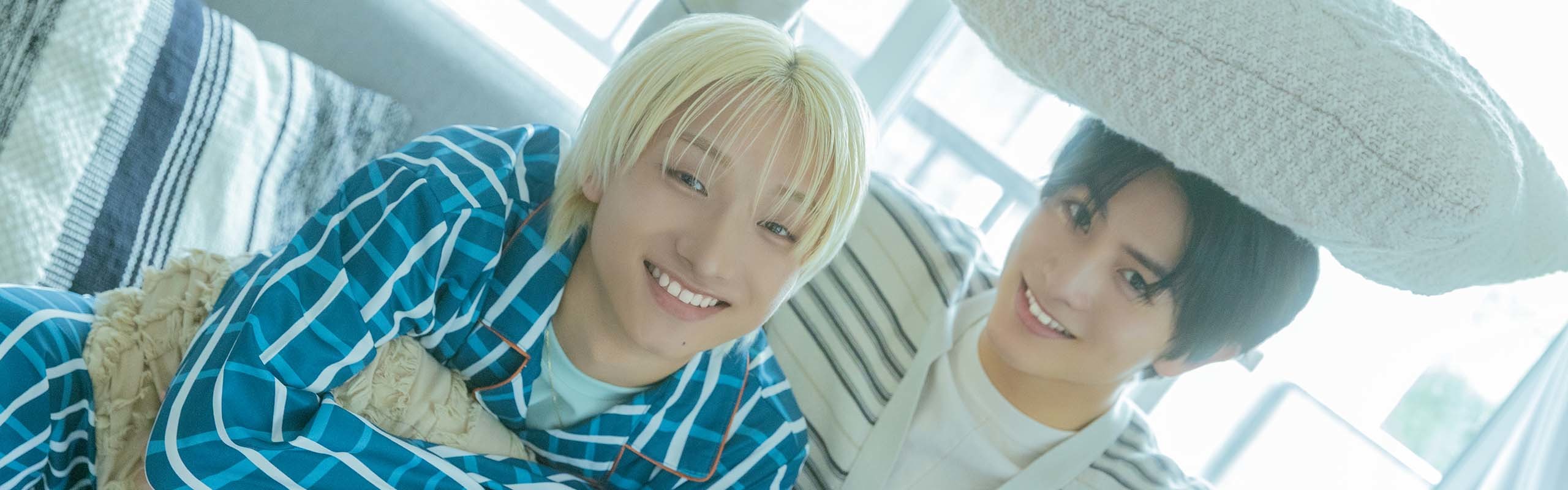 ソファに座りこちらを見つめるハルさんとFUMIYAさん。