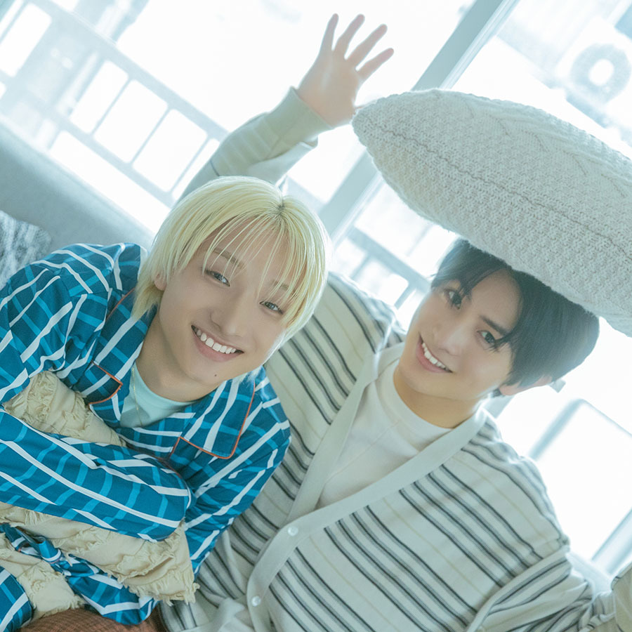 ソファに座りこちらを見つめるハルさんとFUMIYAさん。