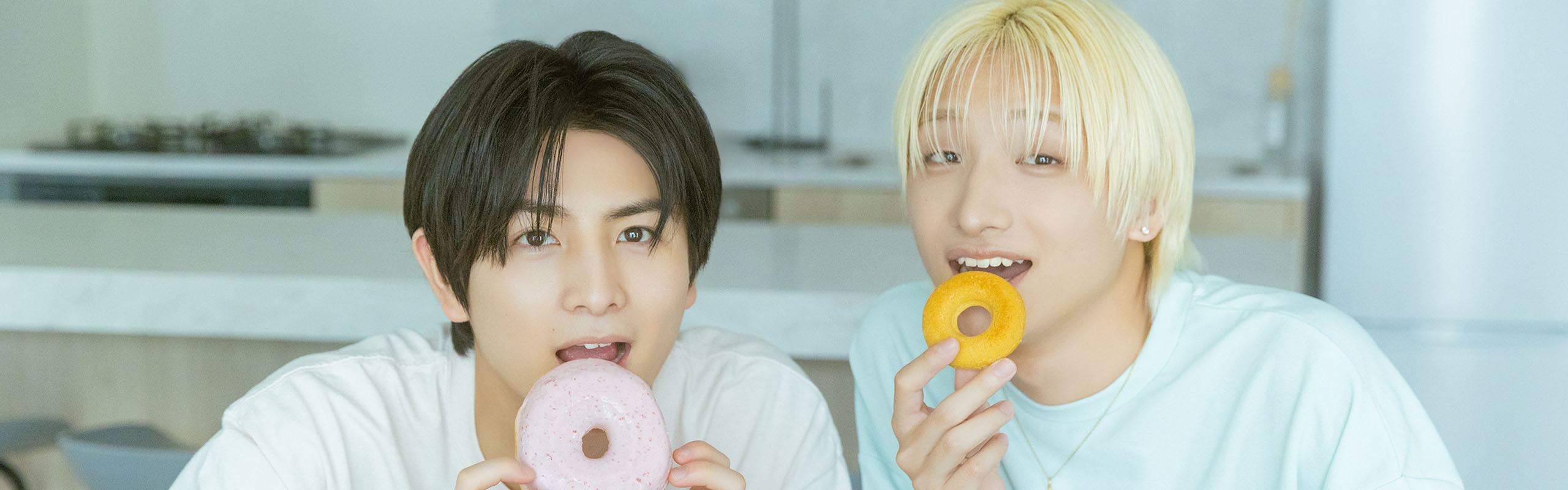 ドーナツを食べるハルさんとFUMIYAさん。 