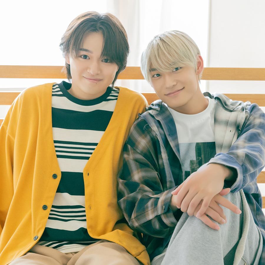 ベッドに座りこちらを見つめる髙松アロハさんと大倉空人さん。