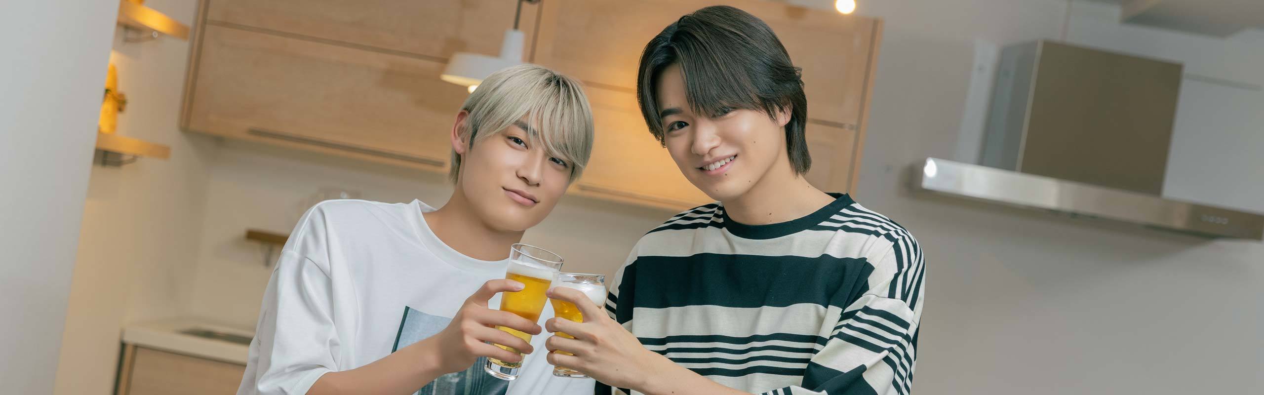 ビールで乾杯をする髙松アロハさんと大倉空人さん。