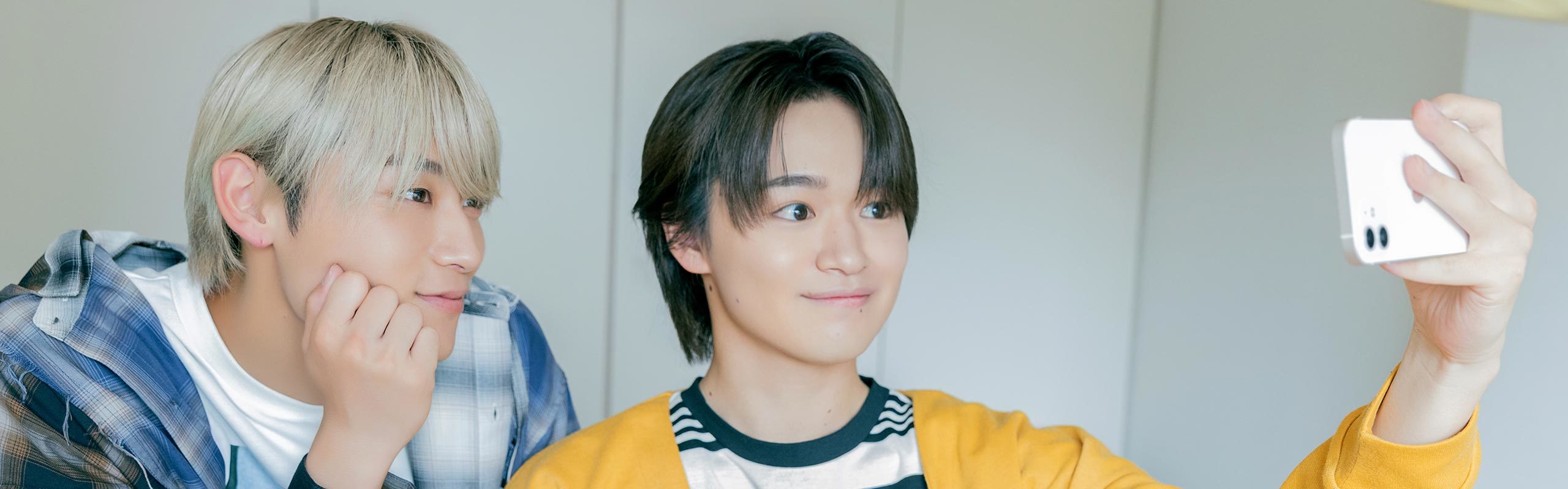 自撮りをする髙松アロハさんと大倉空人さん。