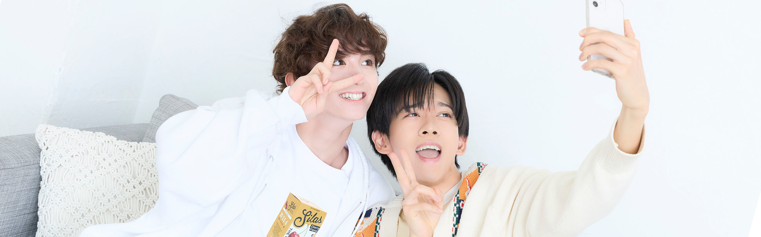 ツーショットを撮るリョウガさんとミロさん。