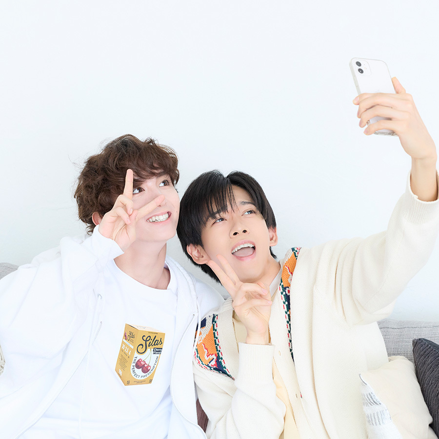 ツーショットを撮るリョウガさんとミロさん。