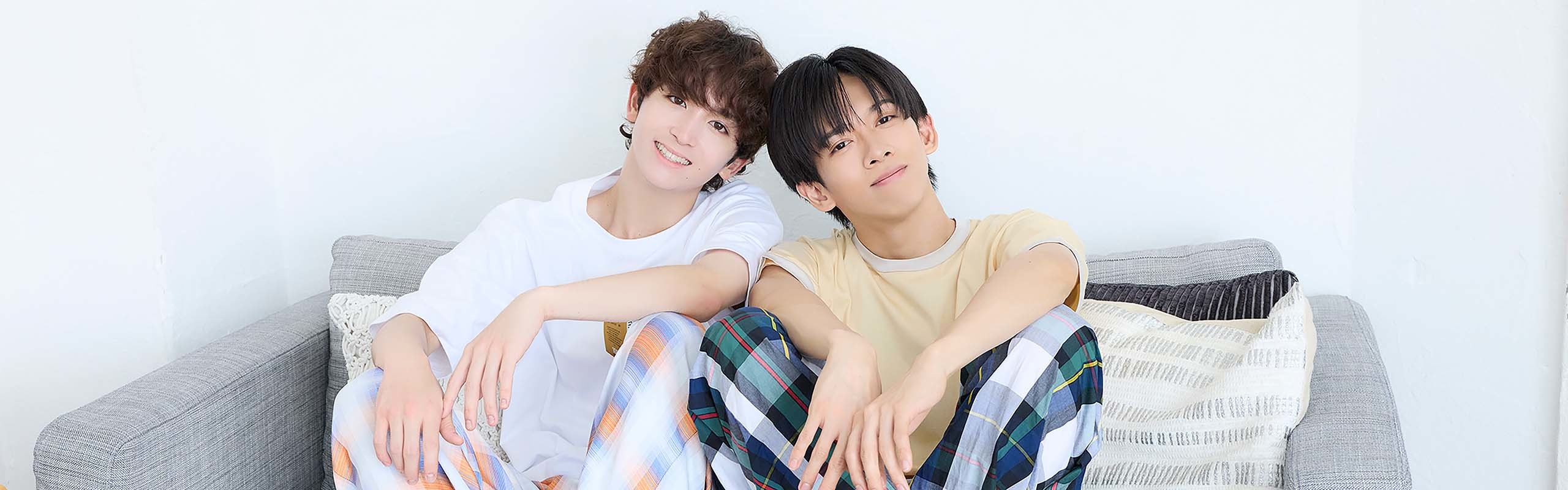 ソファに座りこちらを見つめるリョウガさんとミロさん。