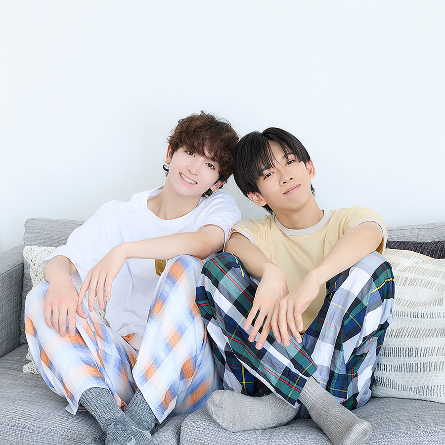 ソファに座りこちらを見つめるリョウガさんとミロさん。