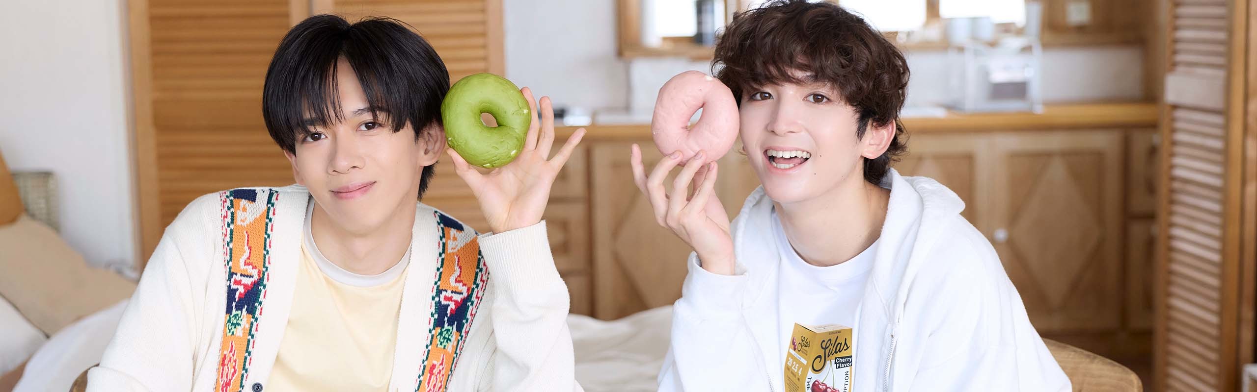 ベーグルを持ったリョウガさんとミロさん。