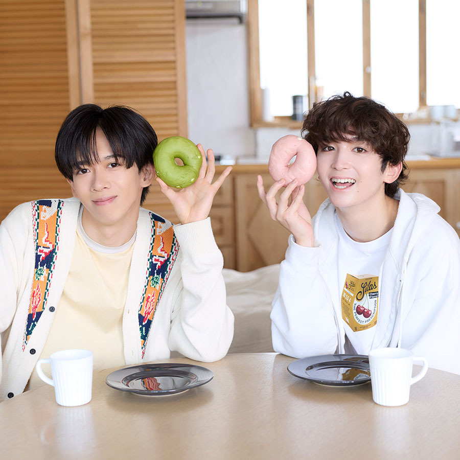 ベーグルを持ったリョウガさんとミロさん。