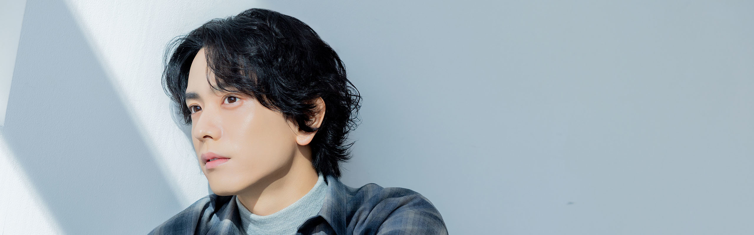 遠くを見つめる黒羽さん。