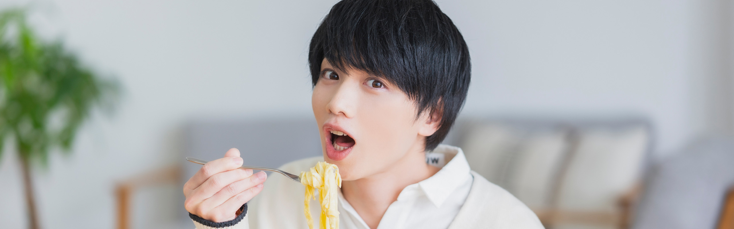 パスタを食べる植田さん。