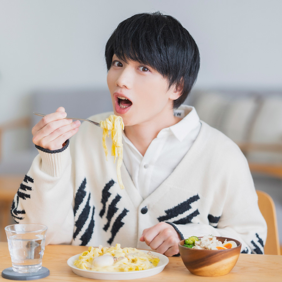 パスタを食べる植田さん。