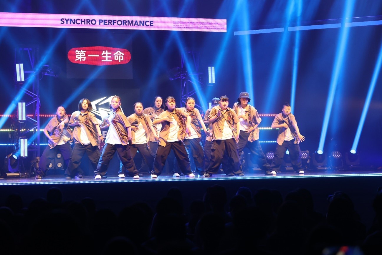 パフォーマンス中のANZUさんとSO-SUKEさん。ⒸSD.LEAGUE 2025