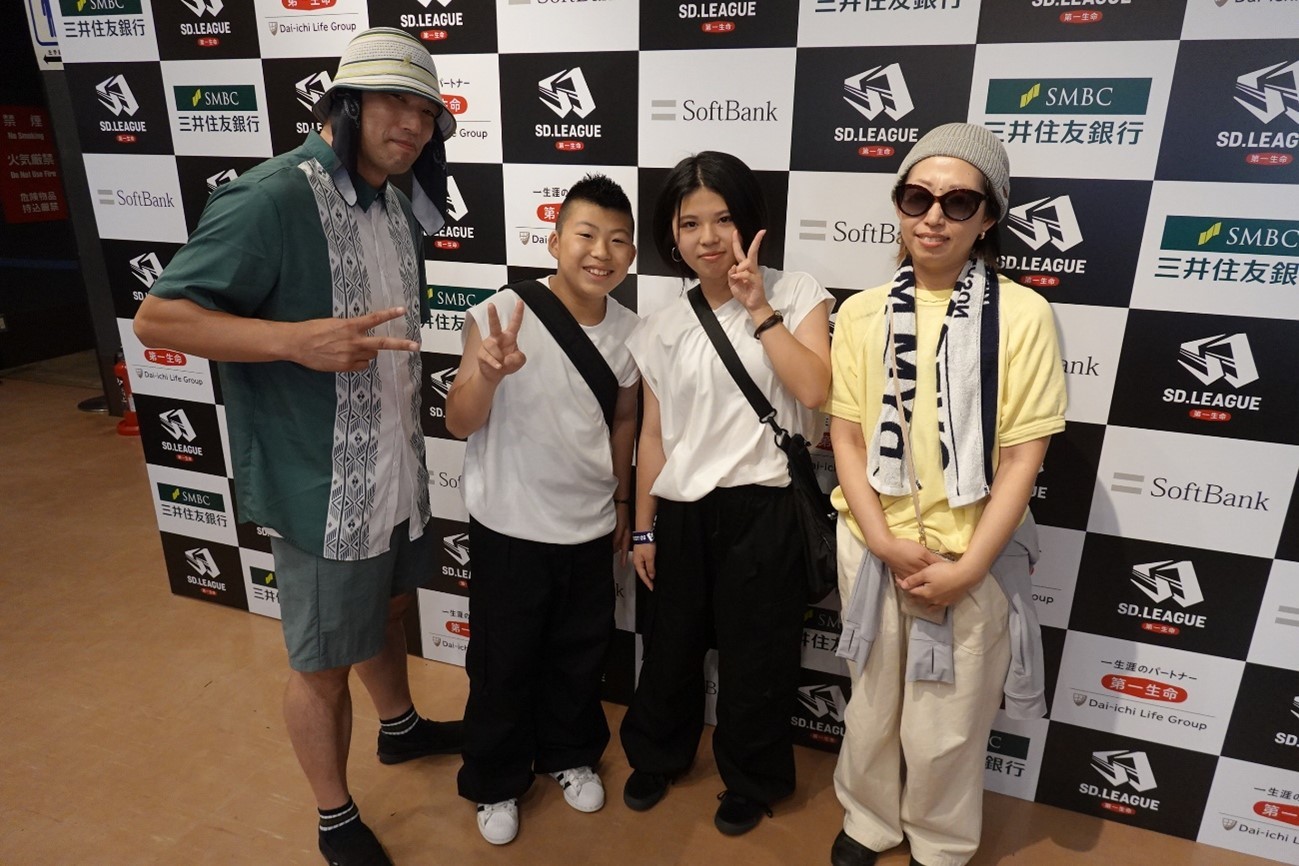 左からNOSTYLEのNAOYA先生と姉弟で出場したSO-SUKEさんとANZUさん、応援のお母さん。ⒸSD.LEAGUE 2025