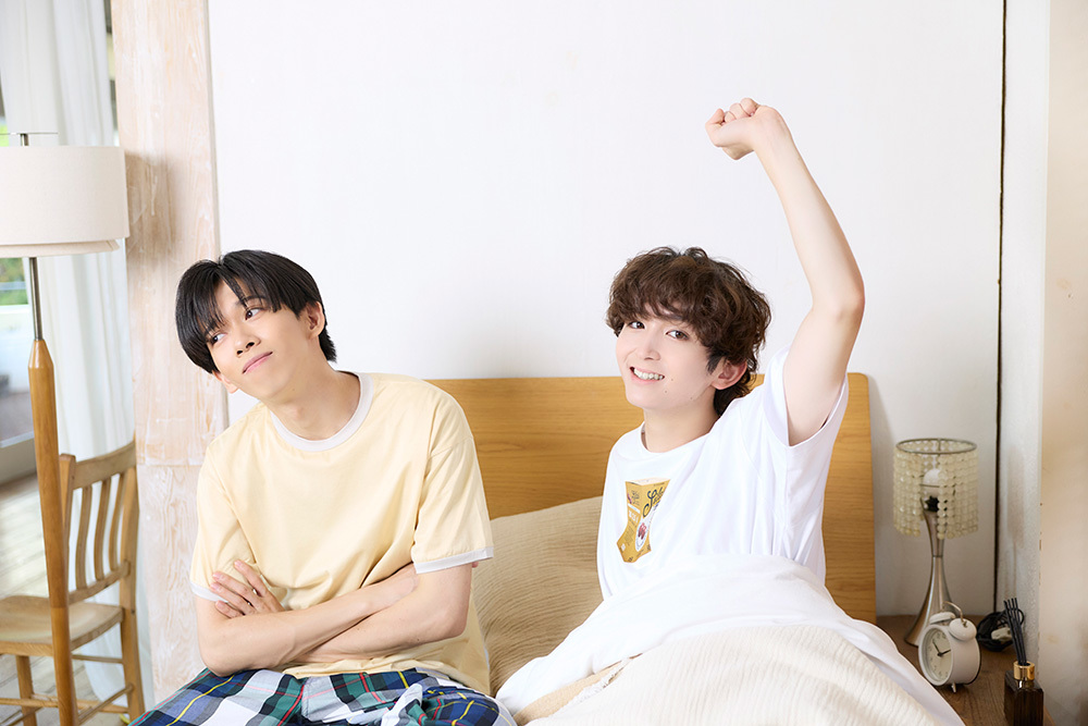 ベッドの上にいるリョウガさんとミロさん。