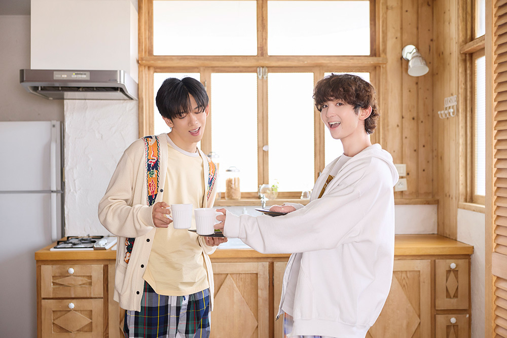 乾杯するリョウガさんとミロさん。