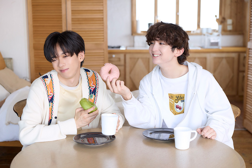 ベーグルをリョウガさんに差し出すミロさん。