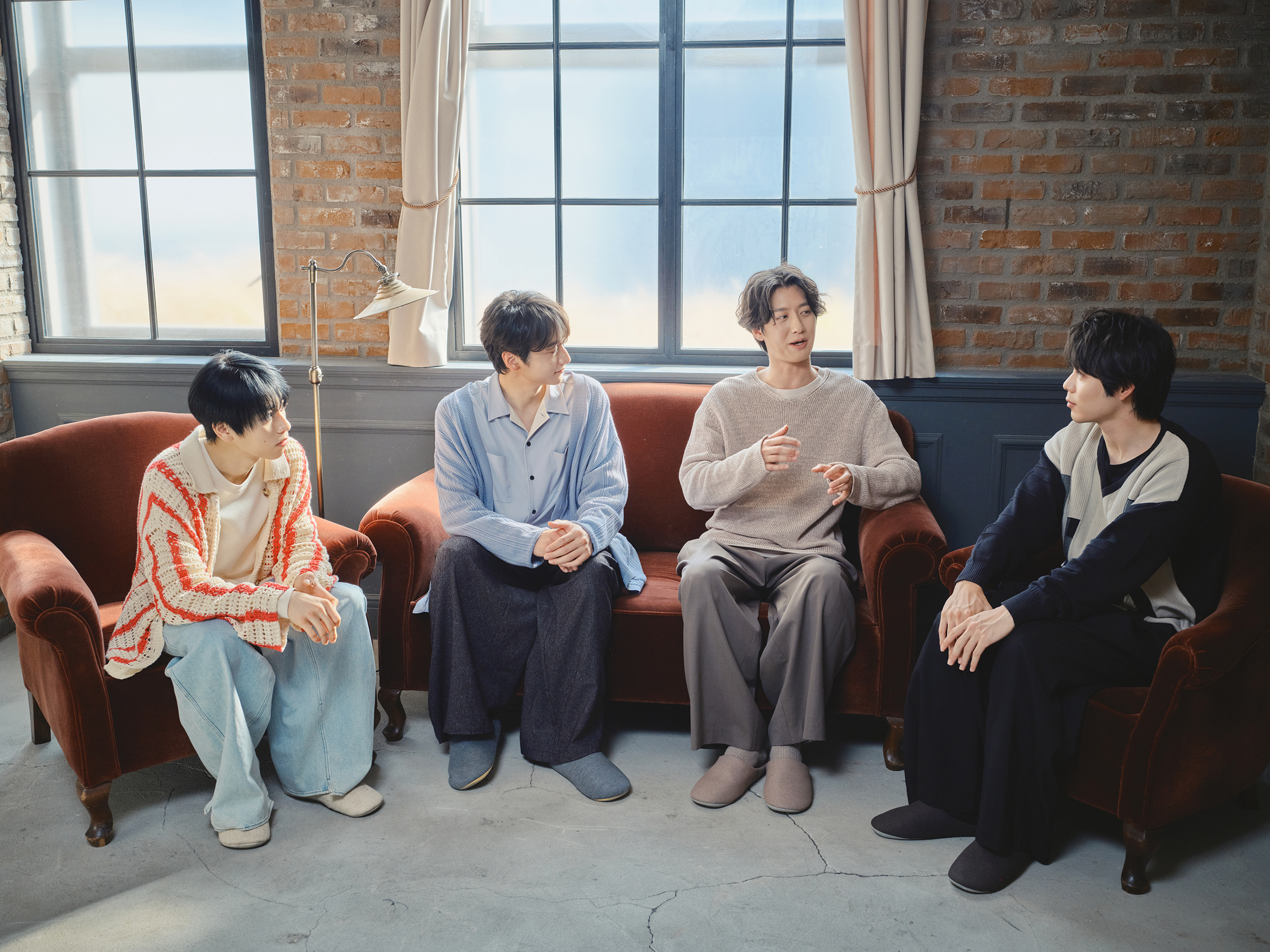 ソファに座りながら話す水田航生さんと話を聞く本島純政さん、小関裕太さん、細田佳央太さん