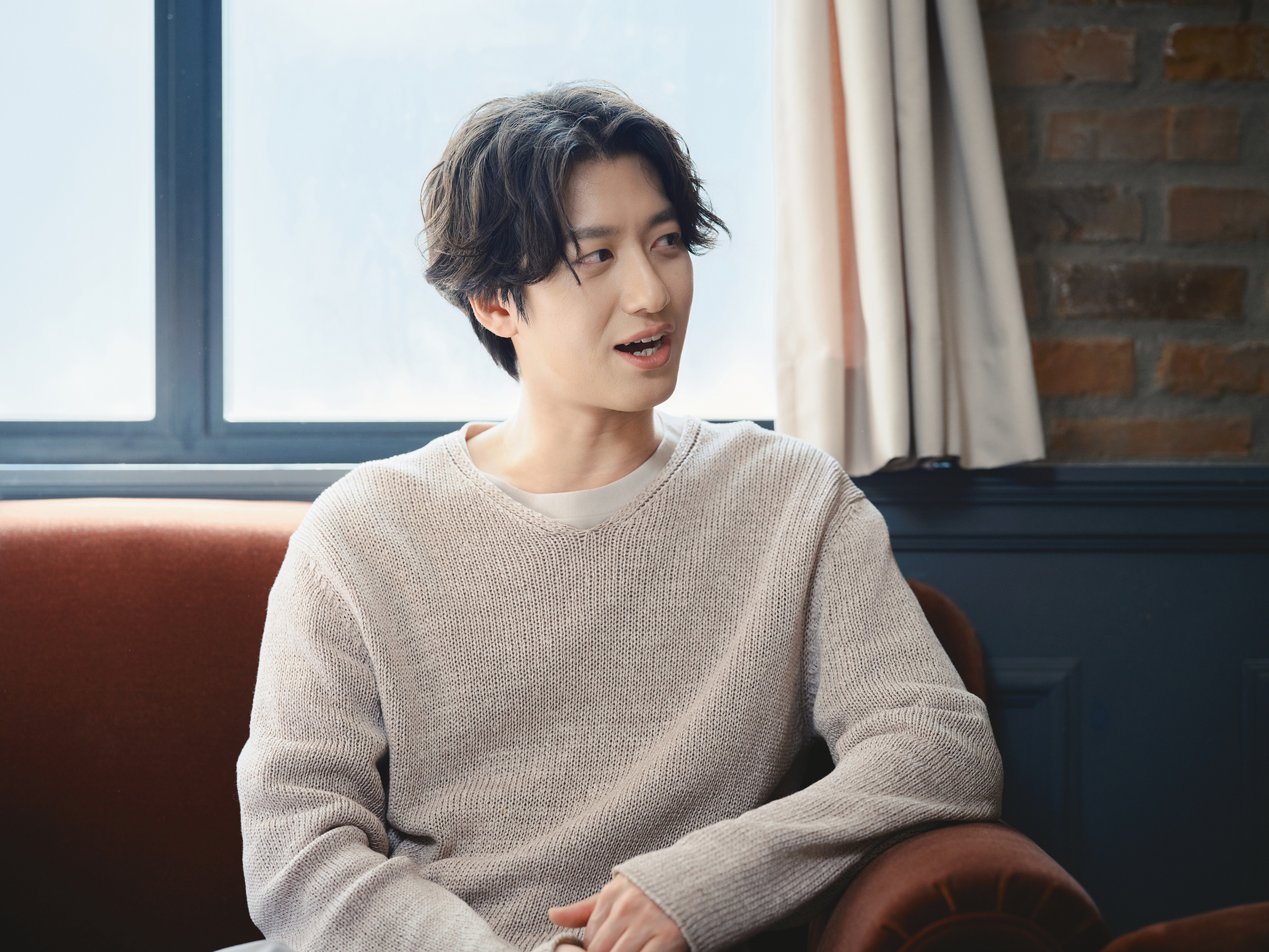 インタビューに答える水田航生さん