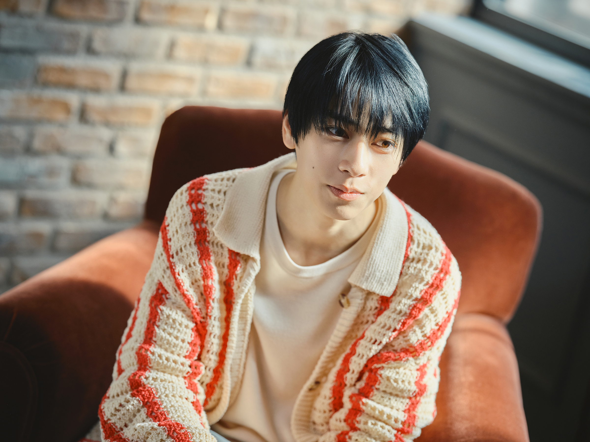 インタビューに答える本島純政さん