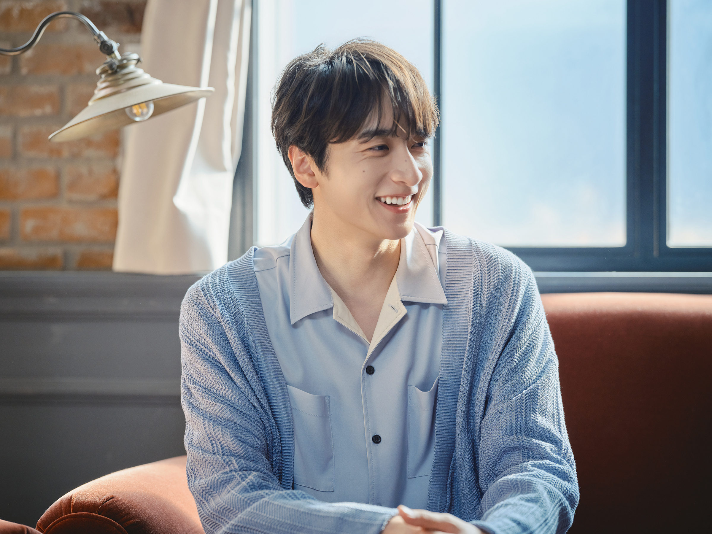 微笑みながらインタビューに答える小関裕太さん