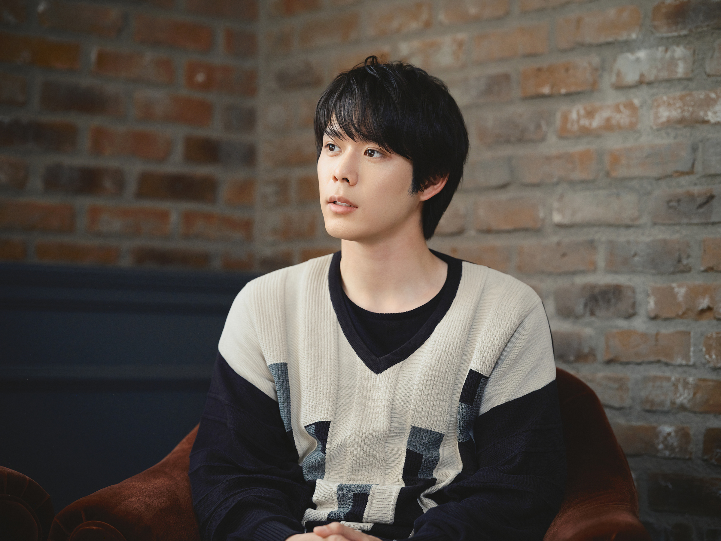 インタビューに答える細田佳央太さん