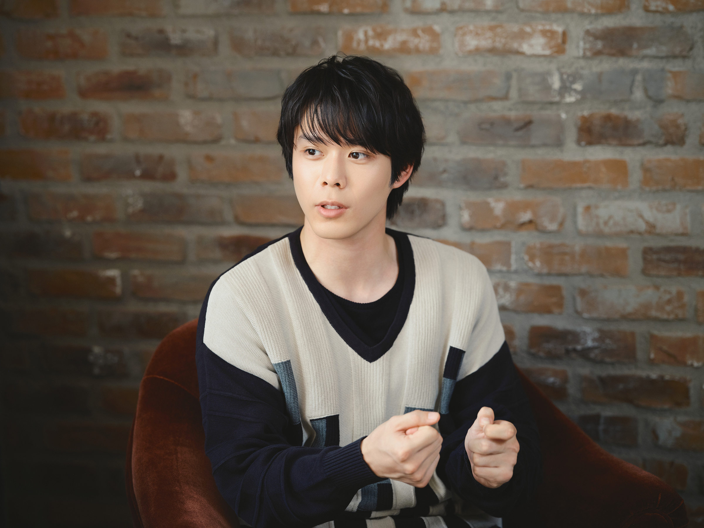 インタビューに答える細田佳央太さん