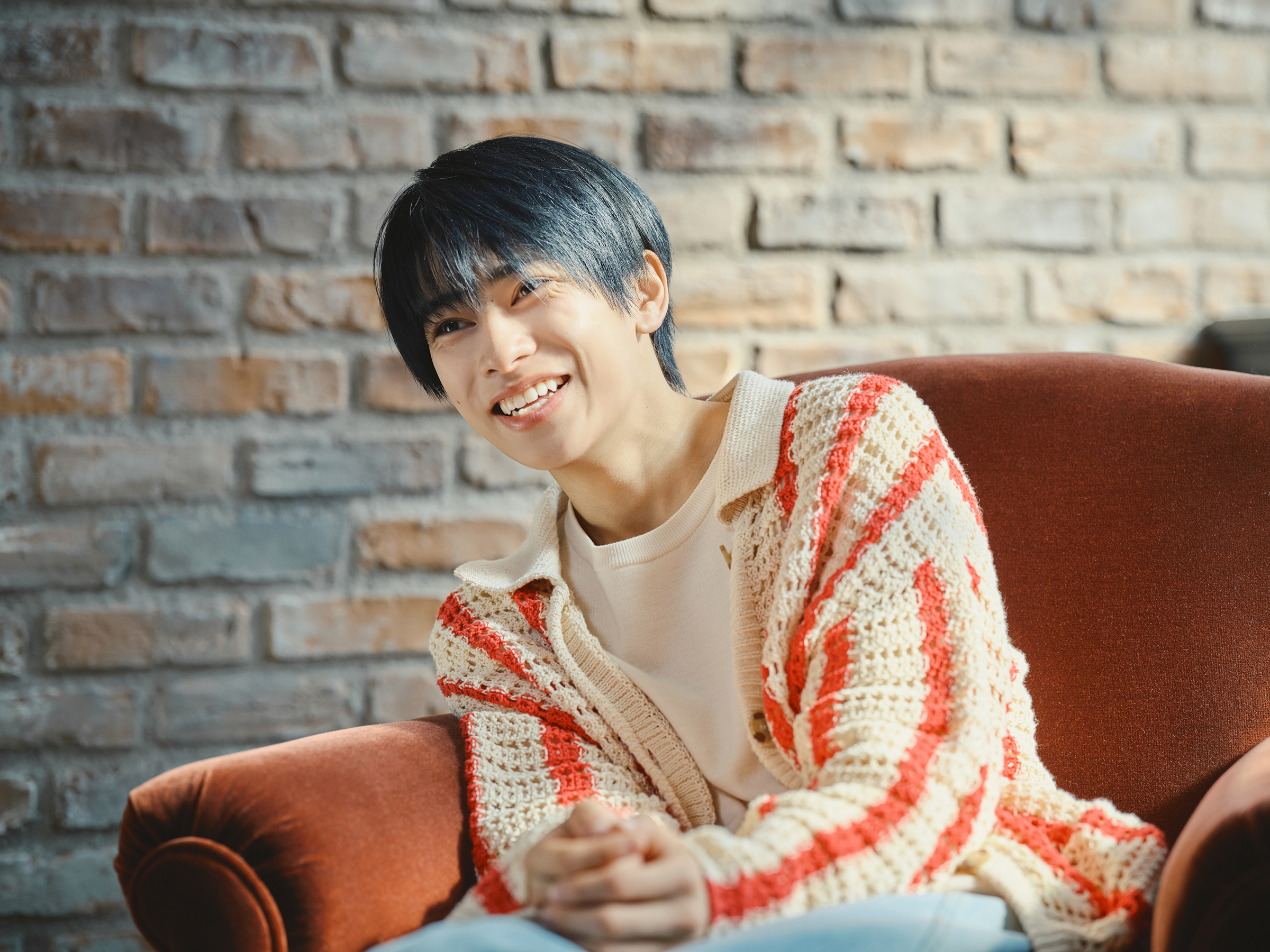 笑いながらインタビューに答える本島純政さん