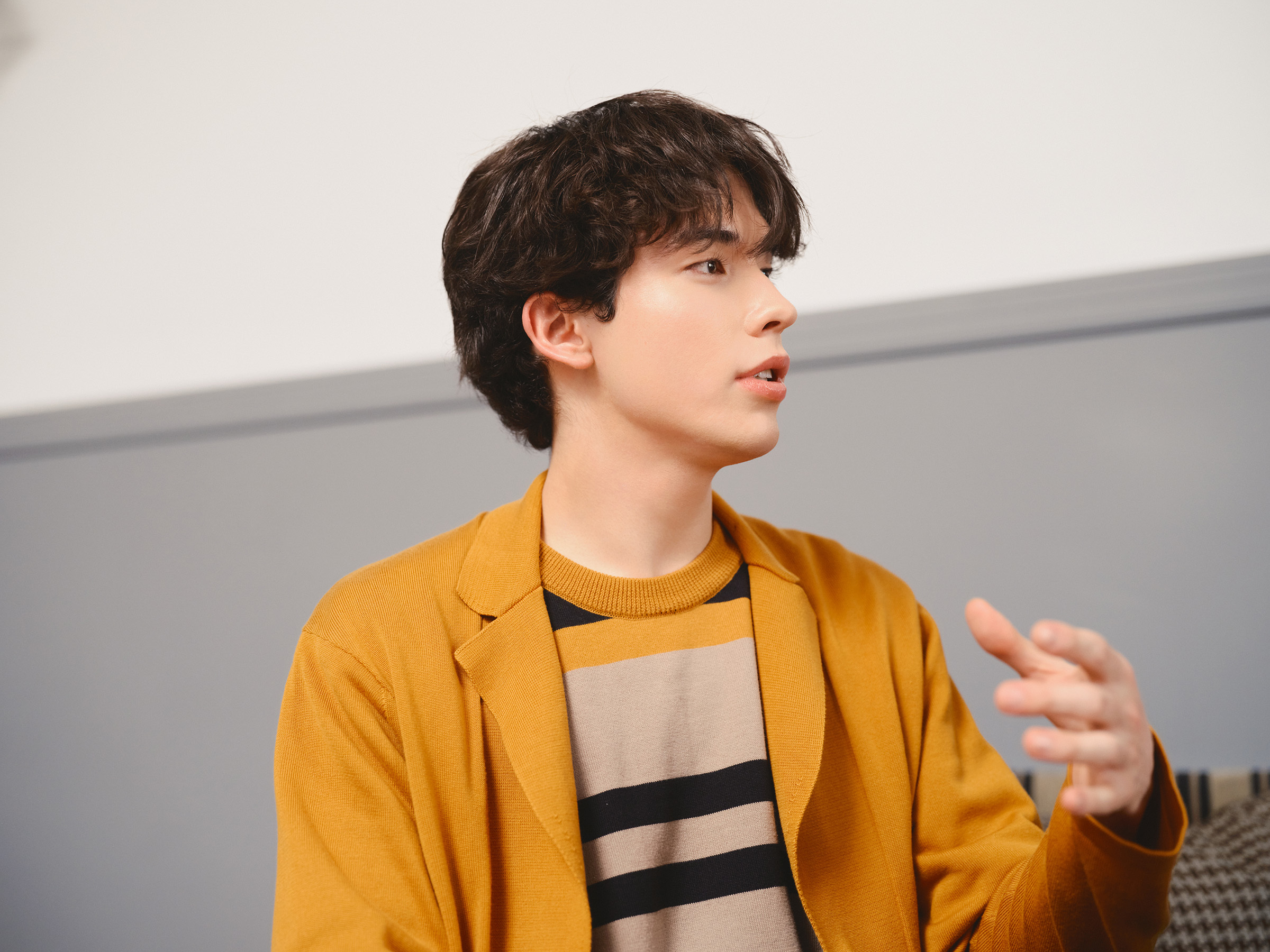 インタビューに答える東島京さん