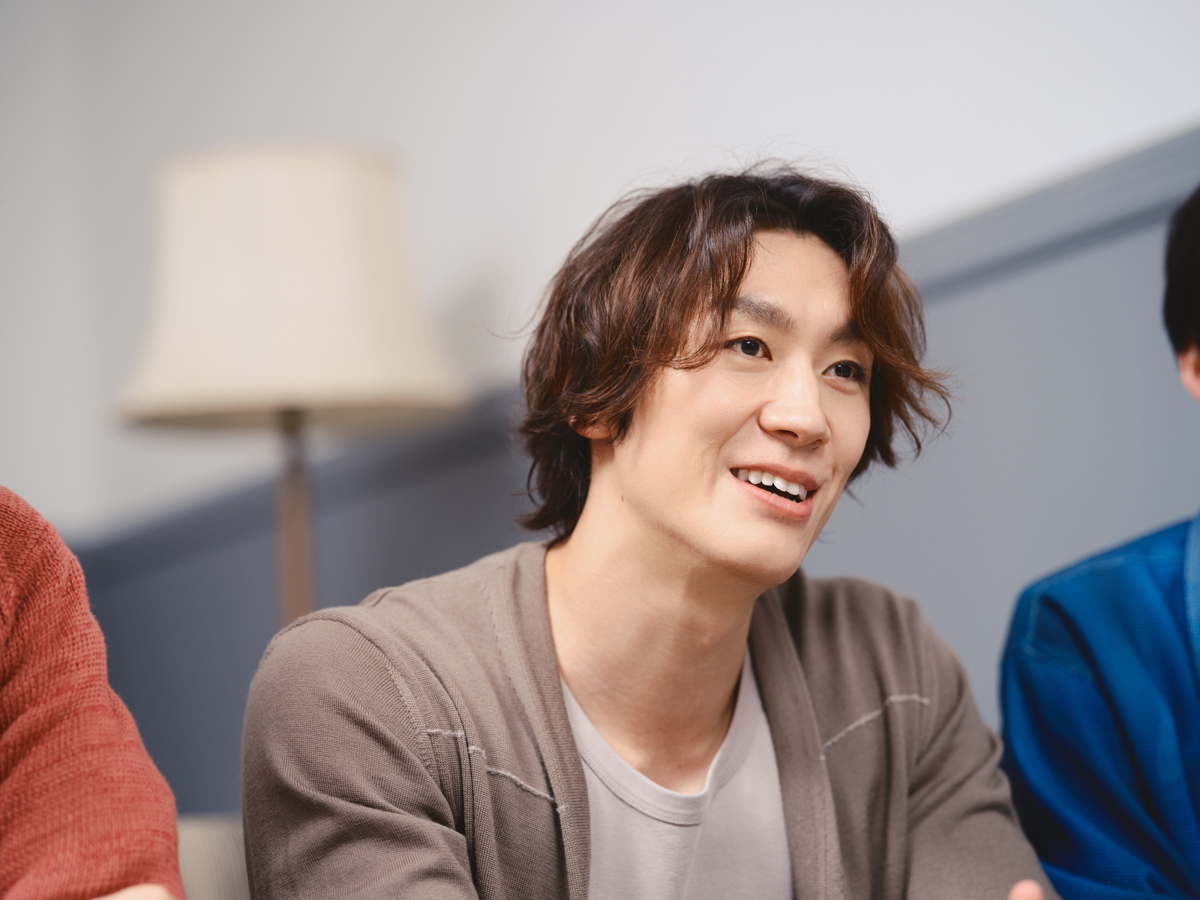 インタビューに答える青柳塁斗さん