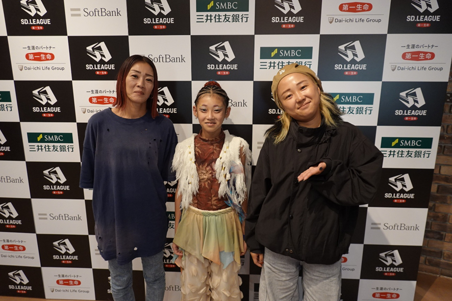 左からお母さんとKANAUさん、LUSH☆danceSchoolのSAYUMI先生。