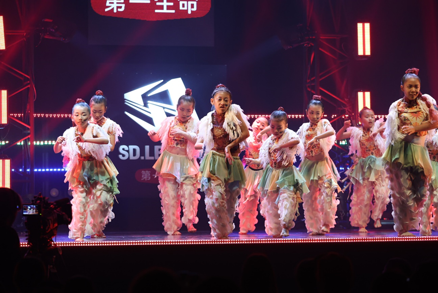 センターでパフォーマンス中のKANAUさん。