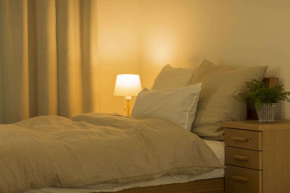 寝室の照明は、暖色系の間接照明で。