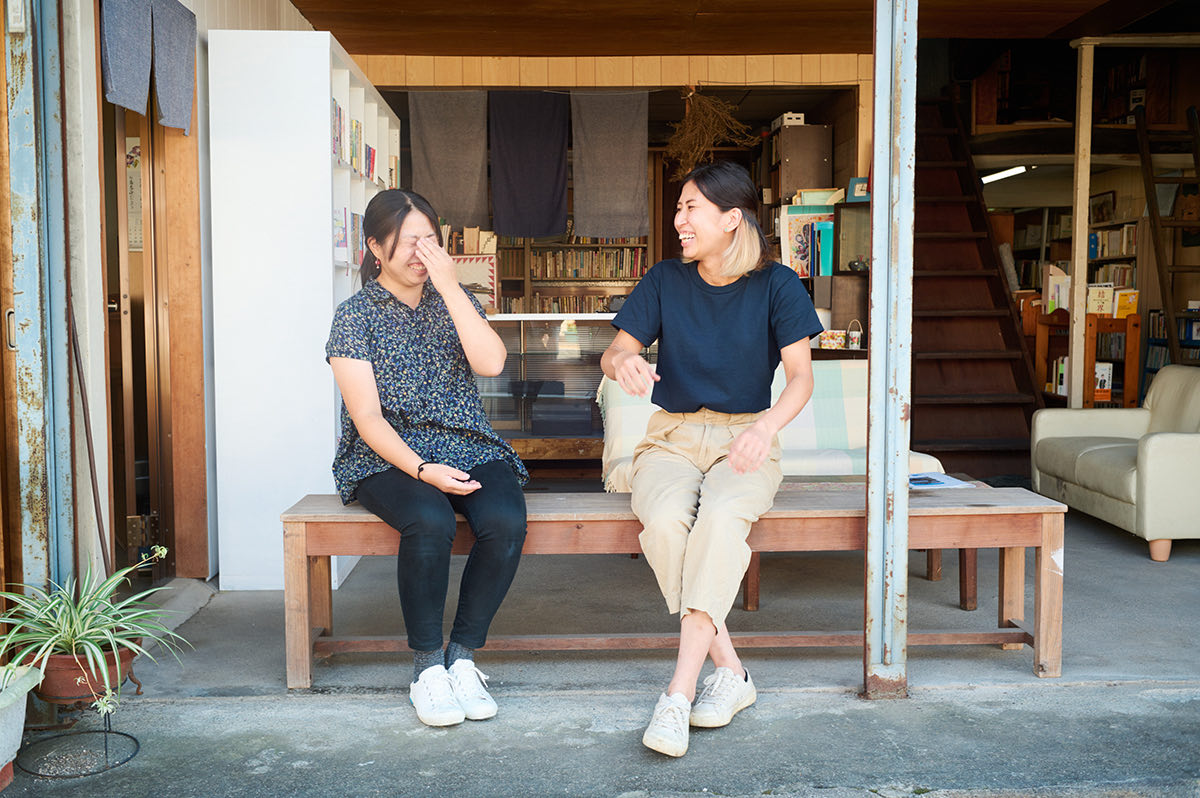 大池早代さんと談笑する川村侑未さん