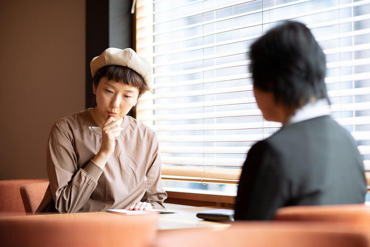 大学の学費についてアドバイスを受ける四角友里さん