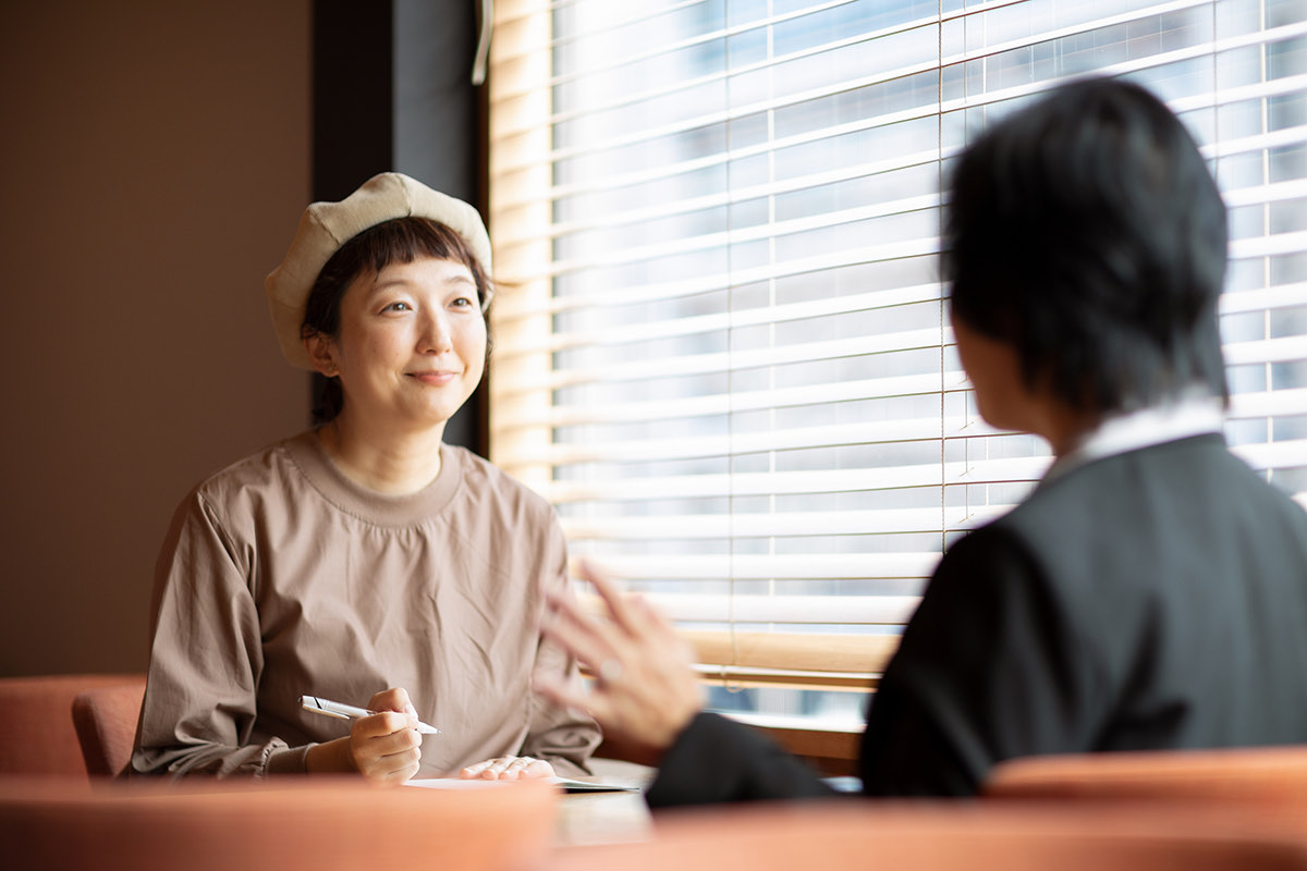 教育費の貯め方についてアドバイスを受ける四角友里さん