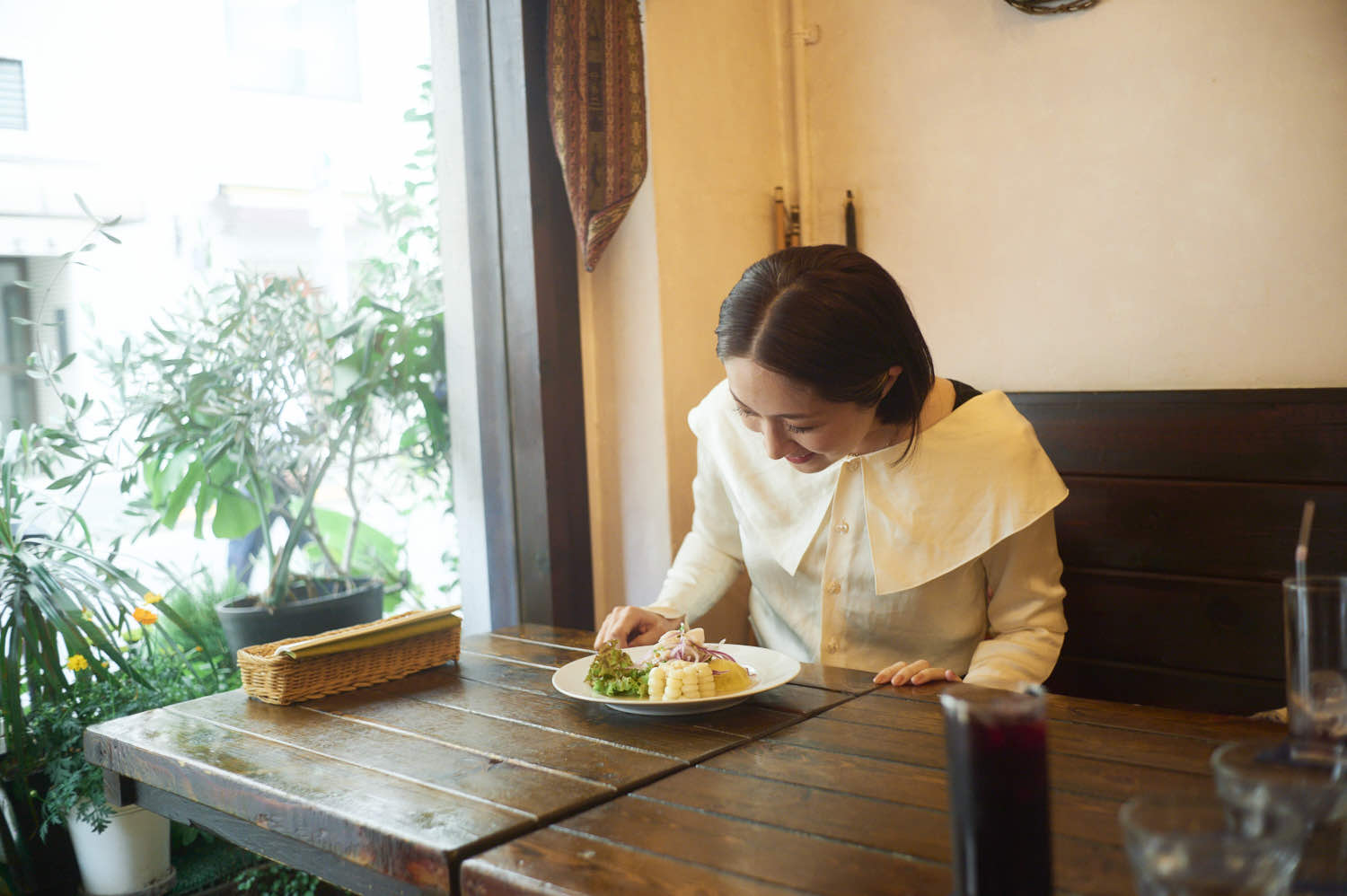 最初の料理が来て微笑む犬山紙子さん