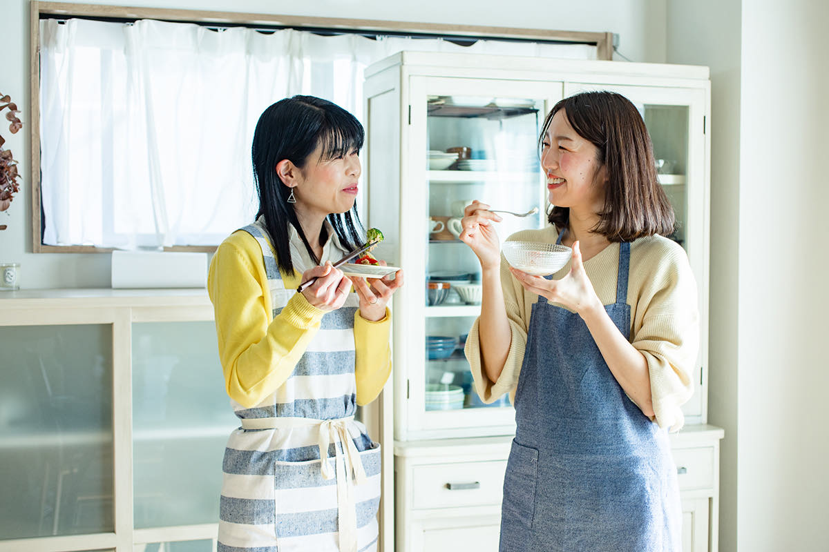 おすすめ料理を試食する2人