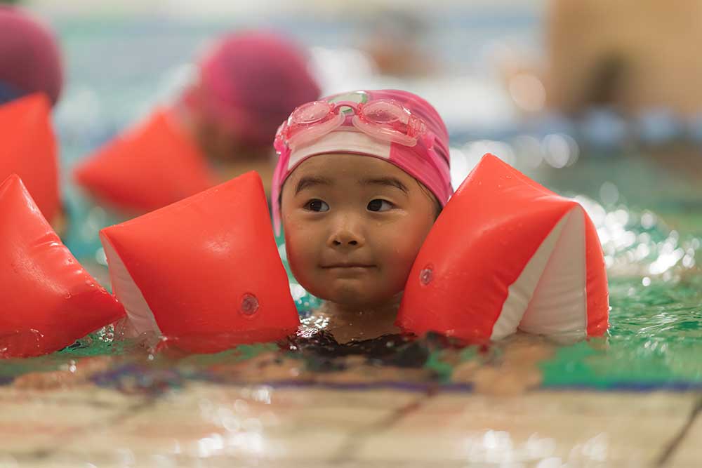 水泳を習うのに必要なお金。