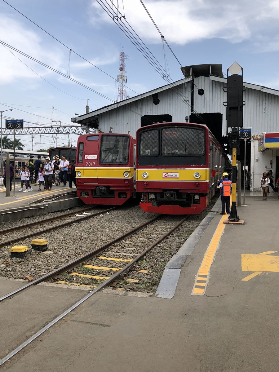 大塚泰正さんがインドネシアに乗りに行ったかつての日本の車両