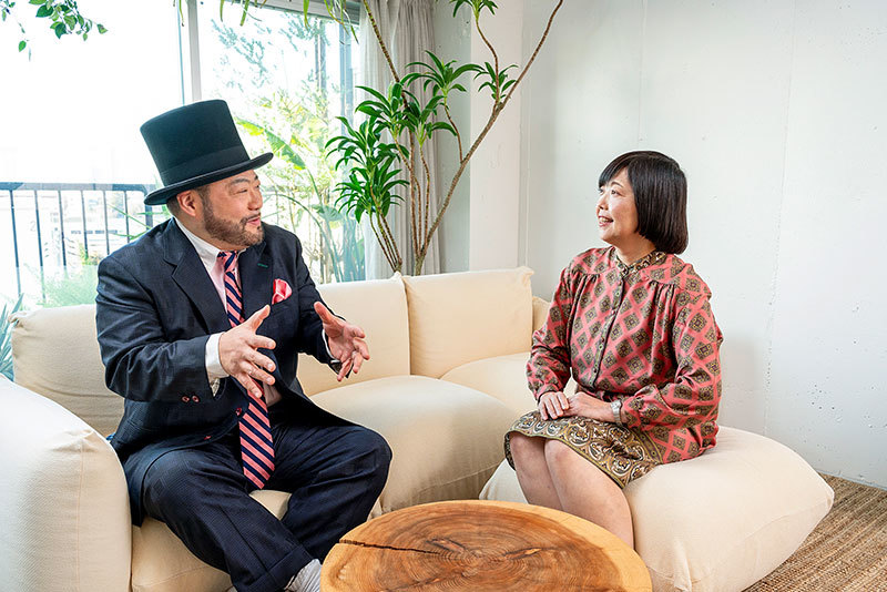 ソファに座り産後の症状について話す山田ルイ53世さんと笠井靖代先生。