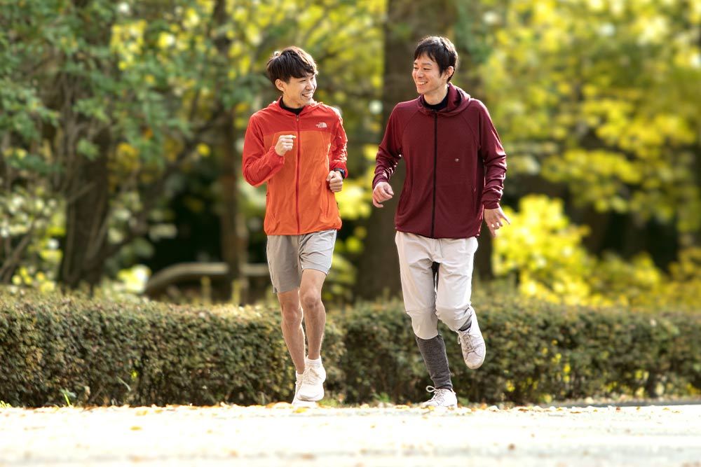 山本さん（右）にアドバイスしながら走る伊藤さん（左）。