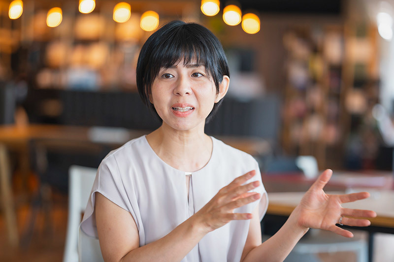 両手を広げながら説明をするファイナンシャルプランナーの橋本絵美先生。